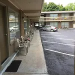 Parkway Motel