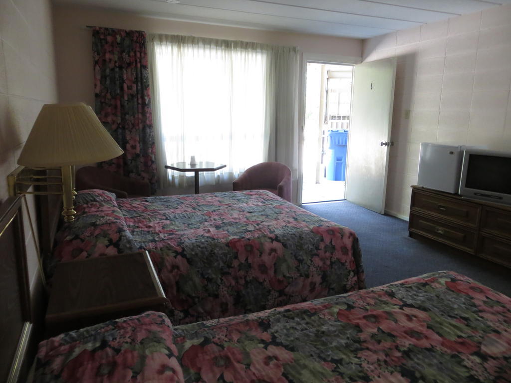 Motel Parkway